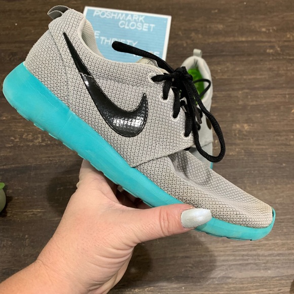 Nike Roshe One Run Calypso Pure Platinum Size 8 Nike Roshe One Run Calypso Pure Platinum Size 8